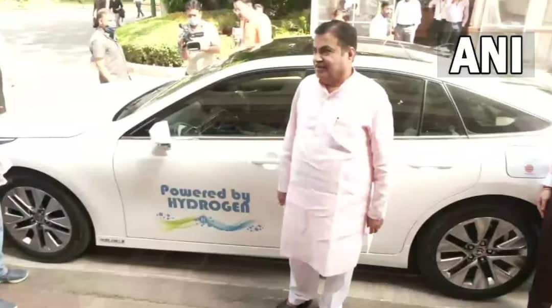 Union Road Transport & Highways minister Nitin Gadkari rides in a green hydrogen-powered car to Parliament ગ્રીન હાઈડ્રોજનથી ચાલતી કારથી સંસદ પહોંચ્યા ગડકરી, કહ્યું-પેટ્રોલ ડીઝલથી ખૂબ થાય છે પ્રદૂષણ