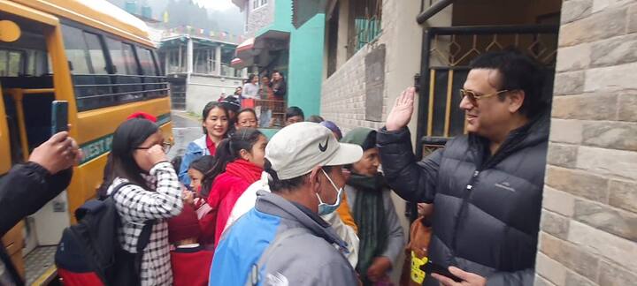 সকাল থেকেই ইদানিং লাইন পড়ছে জলপাহাড়ের সেই বাড়ির সামনে। গোবিন্দর এক ঝলক দেখা পেতে উৎসুক সকলেই। নির্দিষ্ট সময়ে বাড়ি থেকে বেরিয়ে সবার সঙ্গে কথা বলেন গোবিন্দ। এমনকি ট্যুরিস্টরাও গাড়ি দাঁড় করিয়ে ছবি তোলেন তাঁর সঙ্গে