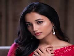 KGF Chapter 2 Srinidhi Shetty: ఎర్రచీరలో కేజీఎఫ్ బ్యూటీ ఎంత బావుందో, ఓ లుక్కేయండి