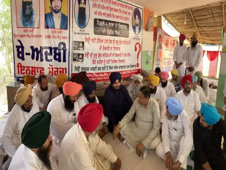 ਨਵਜੋਤ ਸਿੱਧੂ ਨੇ ਪਿੰਡ ਬਹਿਬਲ ਕਲਾਂ ਪਹੁੰਚ ਪ੍ਰਦਰਸ਼ਨਕਾਰੀਆਂ ਨਾਲ ਕੀਤੀ ਮੁਲਾਕਾਤ, ਇਨਸਾਫ ਦੀ ਉਮੀਦ 'ਚ 6 ਸਾਲ ਤੋਂ ਬੈਠੇ ਧਰਨੇ 'ਤੇ  