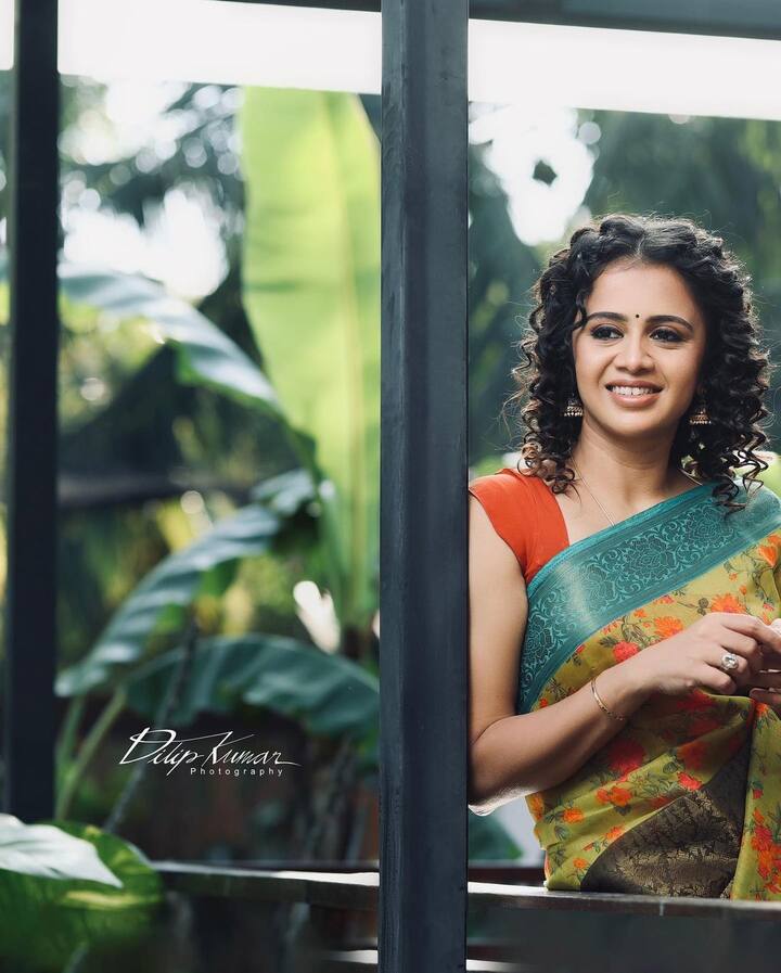 காதல் காதல் வந்தாலே தண்ணீரும் கூட தீப்போலே தன்னாலே மாறும் மண் மேலே சந்தோஷம் கூடும் நெஞ்சுள்ளே
