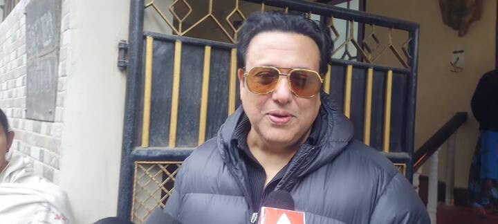 মায়ানগরী ছেড়ে বাংলার পাহাড়ের বুকে তারকা। হঠাৎই দার্জিলিংয়ের রাস্তায় দেখা মিলল বলিউড তারকা গোবিন্দর (Govinda)। স্ত্রীর সঙ্গে দার্জিলিংয়ে নিজের বাড়িতে ছুটি কাটাতে এসেছেন তিনি।