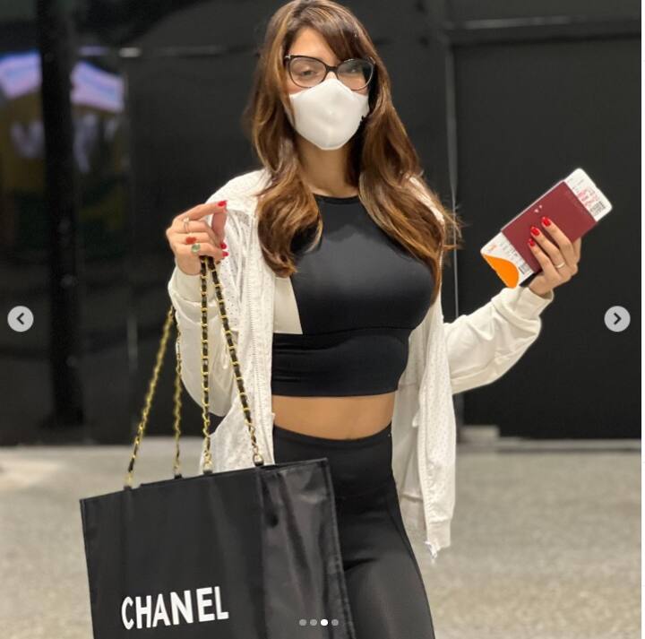 আর এবার বিদেশ থেকে ছবি শেয়ার করে নিয়েছেন তাঁরা। ফ্লোরাল পোশাকে ঝলমল করছেন নুসরত। সোশ্যাল মিডিয়ায় সেই সমস্ত ছবি শেয়ার করে নিয়েছেন নায়িকা।