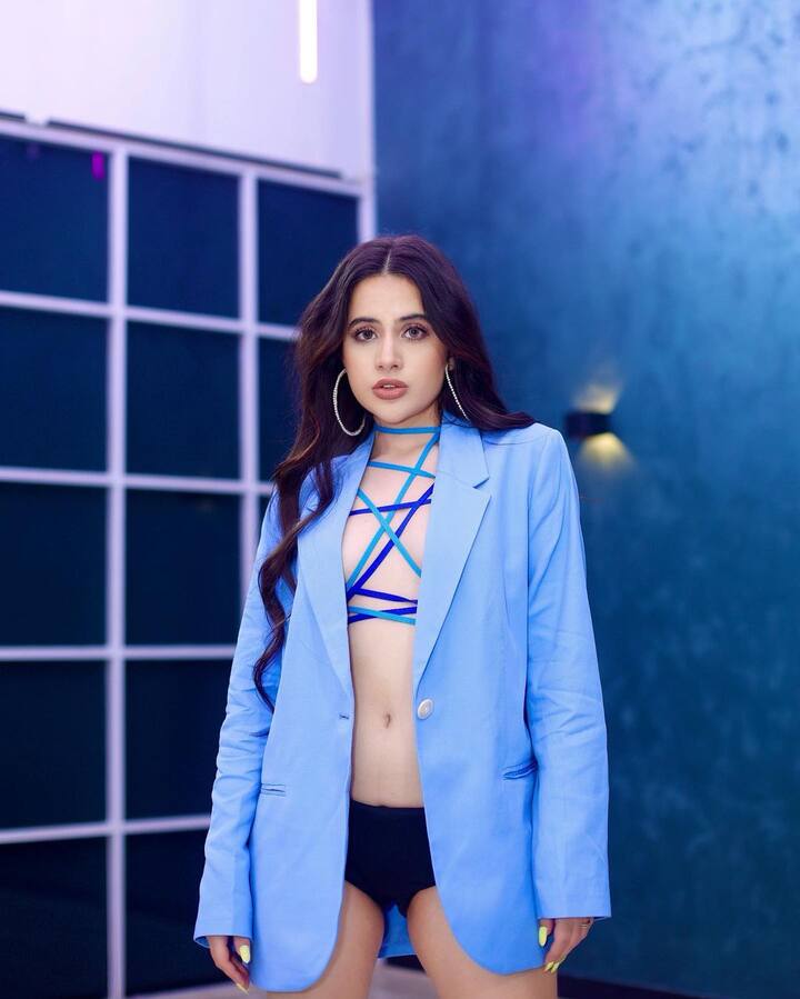 व्हिडिओमध्ये दिसत आहे की उर्फी तिच्या कारमधून खाली उतरते, तेव्हाच तिचा मूड बिघडतो, फोटोग्राफर्सनाही उर्फीचा मूड लक्षात येतो आणि म्हणतात की ती अशी कधीच दिसत नाही.(photo: urf7i/ig)