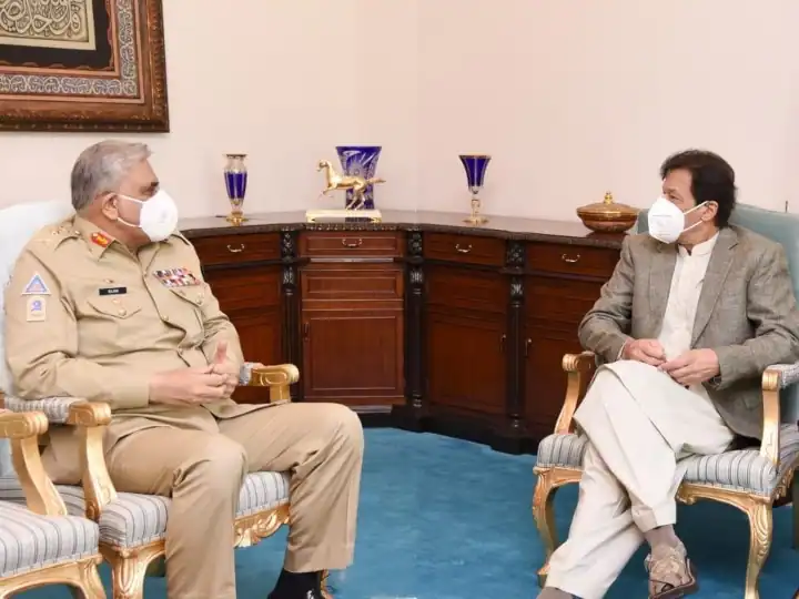 Pakistan Politicial Crisis: Pak Army chief Bajwa reaches Imran Khan's residence, know details ਕੁਰਸੀ ਜਾਵੇਗੀ ਜਾਂ ਰਹੇਗੀ? ਇਮਰਾਨ ਖ਼ਾਨ ਨੂੰ ਮਿਲਣ ਲਈ ਪੀਐੱਮ ਰਿਹਾਇਸ਼ ਪਹੁੰਚੇ ਪਾਕਿਸਤਾਨ ਦੇ ਆਰਮੀ ਚੀਫ਼ ਅਤੇ ISI ਪ੍ਰਮੁੱਖ