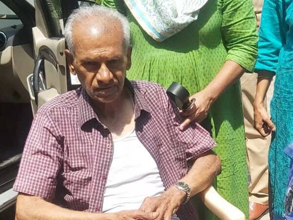 84-year-old Hyderabad man accidentally locked up in bank, rescued after 18 hours ਬੈਂਕ ਵਾਲਿਆਂ ਦੀ ਗਲਤੀ ਨਾਲ 84 ਸਾਲਾ ਬਜ਼ੁਰਗ ਹੋਇਆ ਲੌਕਰ 'ਚ ਬੰਦ, 18 ਘੰਟਿਆਂ ਬਾਅਦ ਖੋਲ੍ਹਿਆ ਤਾਂ ਜਾਣੋ ਫਿਰ ਕੀ ਹੋਇਆ