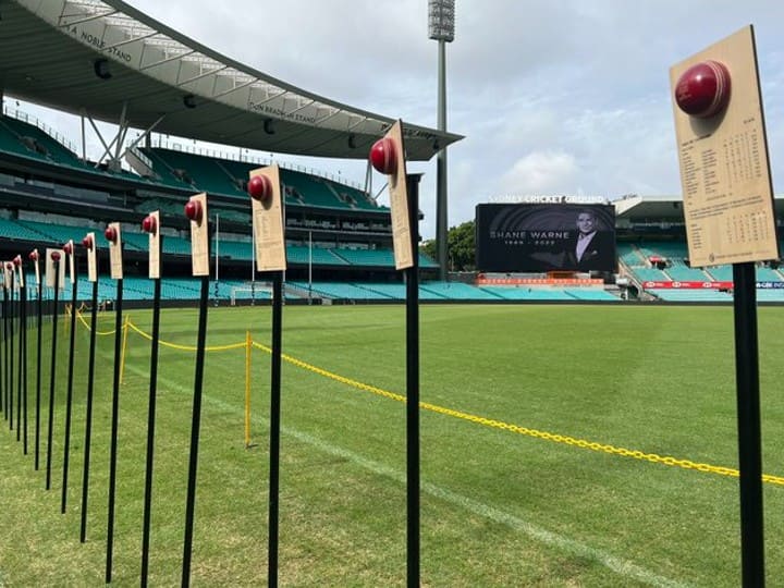 Sydney Cricket Ground Tribute to Shane Warne with 64 test wickets Scorecard on Boundary शेन वॉर्न ने SCG पर लिए थे 64 टेस्ट विकेट, स्पिनर की याद में बाउंड्री किनारे लगाया गया हर विकेट का स्कोरकार्ड