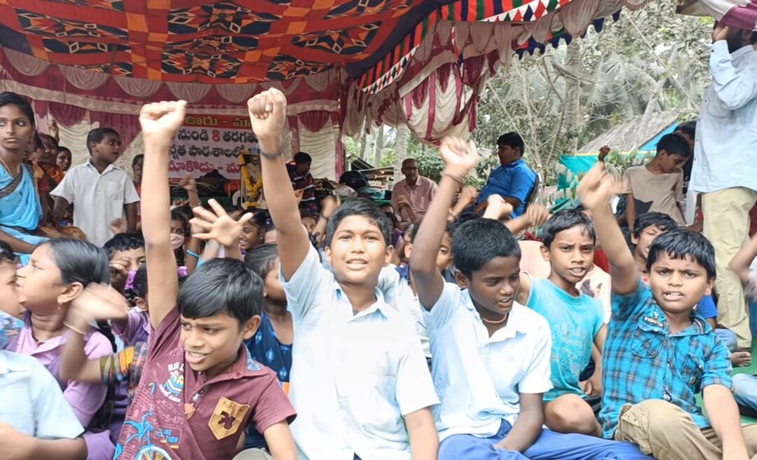 Students Fight: బడి కోసం గుడిలో దీక్షలు విద్యార్థుల దీక్షలు- తల్లిదండ్రుల సపోర్ట్తో అధికారులు ఫ్యూజుల్ అవుట్, ఆ ఊరిలో ఏం జరుగుతోంది? Students Fight Against merging their school in East Godavari District Students Fight: బడి కోసం గుడిలో దీక్షలు విద్యార్థుల దీక్షలు- తల్లిదండ్రుల సపోర్ట్తో అధికారులు ఫ్యూజుల్ అవుట్, ఆ ఊరిలో ఏం జరుగుతోంది?