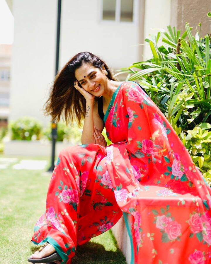 ఓసారి మోడ్రన్ డెస్సుల్లో, మరోసారి శారీస్ లో దిగిన ఫొటోస్ సోషల్ మీడియాలో షేర్ చేస్తుంటుంది. శారీరో ఆమెను చూసి ఫిదా కానివారుండరేమో...