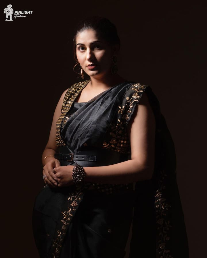 सपना चौधरीच्या बोल्ड अभिनयाची जादू पुन्हा एकदा सोशल मीडियावर पाहायला मिळत आहे. (photo:itssapnachoudhary/ig)