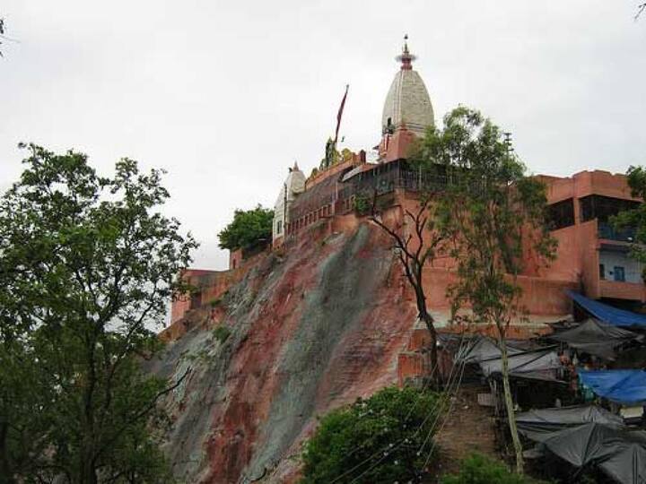 मनसादेवी मंदिर, हरिद्वार, उत्तराखंड - हरिद्वार में स्थित मां मनसा देवी का मंदिर में श्रद्धालुओं आस्था का केंद्र है. मान्यता है कि मां का ये धाम सिद्ध और चमत्कारिक है. हर साल लाखों की संख्या में श्रद्धालु यहां मां का आशीर्वाद लेने आते हैं. इसके एक कोने पर नीलपर्वत पर भगवती देवी चंडी, दूसरे पर दक्षेश्वर स्थान वाली पार्वती और तीसरे पर बिल्वपर्वतवासिनी मनसादेवी विराजमान है. नवरात्रि पर यहां विशेष पूजा-अर्चना होती है.