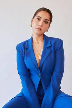 நடிகை ராஷி கன்னாவின் ரீசண்ட் அசத்தல் க்ளிக்ஸ்..!!