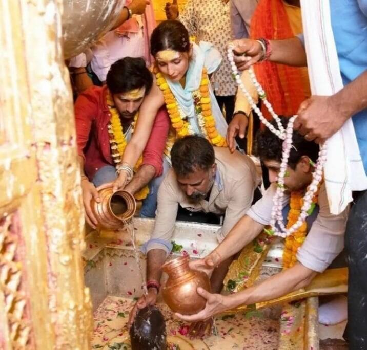 मंदिर में दर्शन के दौरान आलिया मस्टर्ड और व्हाइट कलर का स्लीवलेस सूट पहने नजर आई और रणबीर ब्लू जींस के साथ व्हाइट टीशर्ट और रेड शर्ट में दिखे.