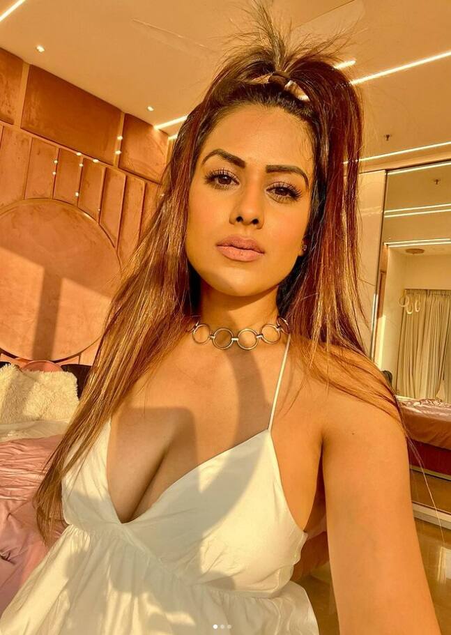 टीवी एक्ट्रेस निया शर्मा इंडस्ट्री की सबसे स्टाइलिश और हॉट एक्ट्रेस में से एक हैं.