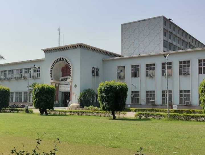 AMU Maulana Azad Library is one of the best library in the world ann Aligarh Muslim University: एशिया की सबसे बेहतरीन लाइब्रेरी में शामिल है एएमयू की लाइब्रेरी, जानें- इसका इतिहास