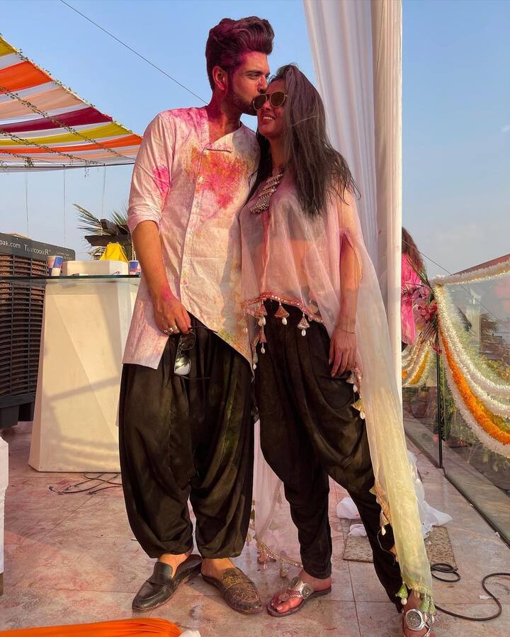 करण आणि तेजस्वीची प्रेमकहाणी बिग बॉस 15 पासूनच सुरू झाली आहे. चाहत्यांना दोघांचीही जोडी आवडते. आता लोकांना फक्त दोघांच्या लग्नाची प्रतीक्षा आहे. करणचे कुटुंब तेजस्वीशी लग्न करण्याच्या तयारीत आहे.(photo:tejasswiprakash/ig)