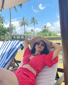 Ruhani Sharma: బీచ్ ఒడ్డున రుహానీ అందాల విందు