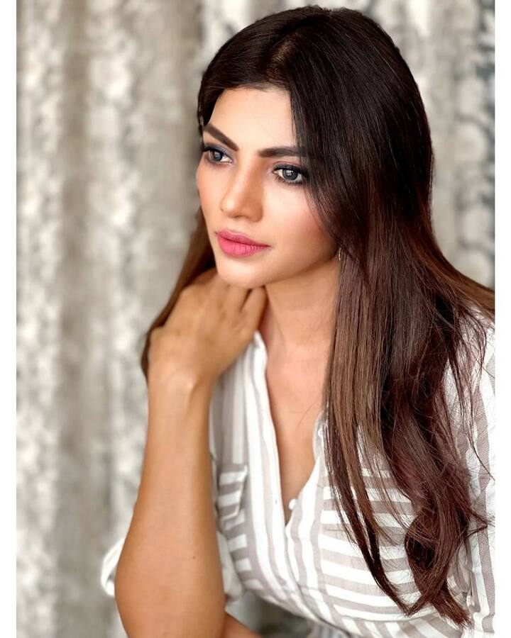 బయటకు వచ్చిన తరువాత పలు రకాల ఫోటోషూట్లలో పాల్గొంటూ వాటిని సోషల్ మీడియాలో షేర్ చేస్తుంది. (Photo Courtesy: Lahari shari Instagram)