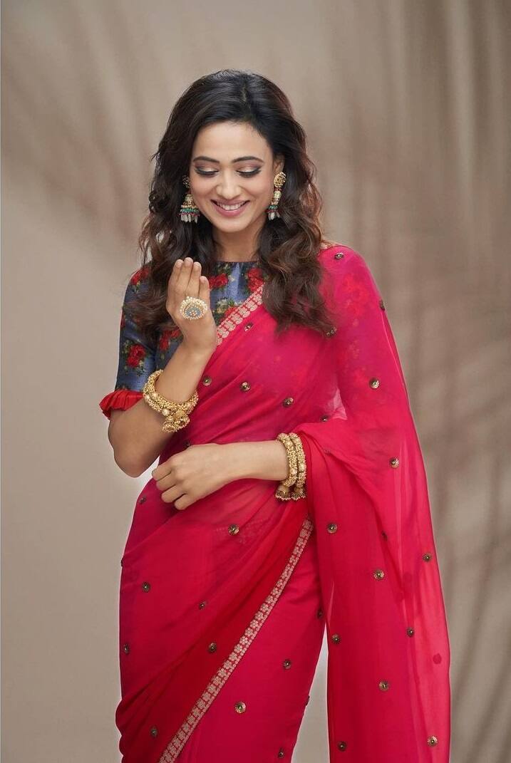 उफ्फ...रेड साड़ी और ये नजाकत भरी अदा देख कोई भी उनका दीवाना हो सकता है.