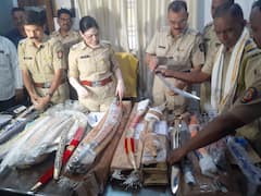 Photo Gallery : औरंगाबादमध्ये कुरियर कंपनीवर कारवाई, मोठ्या प्रमाणात सापडला शस्त्रसाठा,2 जण ताब्यात