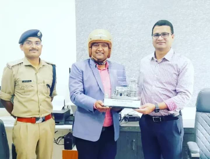 Helmet man made people aware about road safety rules in Dehradun Dehradun: घर बेचकर लोगों को बांटे हेलमेट जानिए- कैसे राघवेंद्र कुमार बने देश के हेलमेट मैन?