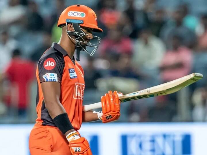 सनराइजर्स के विकेटकीपर बल्लेबाज निकोलस पुरन राजस्थान के खिलाफ 9 गेंद खेलने के बावजूद खाता तक नहीं खोल पाए. वह जीरो पर आउट हुए. IPL मेगा ऑक्शन में हैदराबाद फ्रेंचाइजी ने उन्हें 10 करोड़ में खरीदा था.