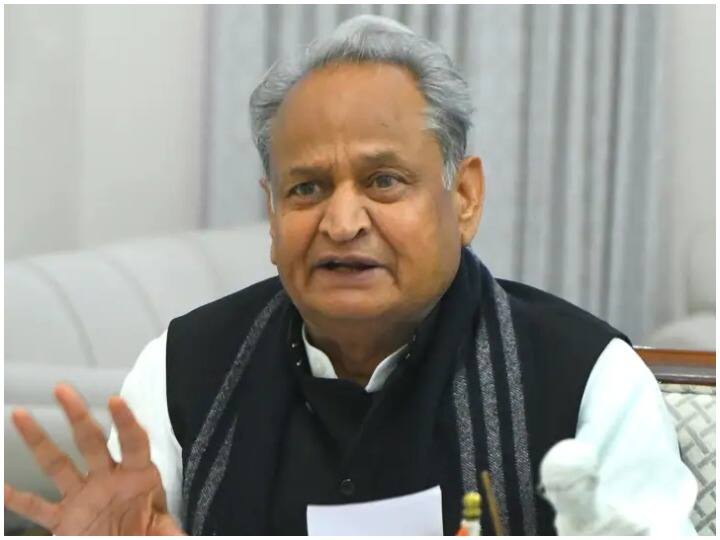 Dosa CM Ashok Gehlot tweeted on Dr Archana Suicide Case says unpleasant ANN Dr Archana Suicide Case: दोसा में महिला डॉक्टर की खुदकुशी मामले ने पकड़ा तूल, सीएम गहलोत ने कही ये बात