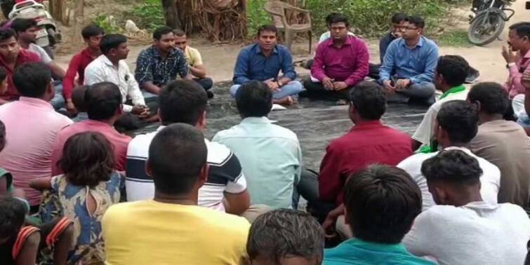 North Dinajpur Raiganj DM interacts with poor adivasi villagers to know about their plight North Dinajpur News: বাড়ির দাওয়ায় জেলাশাসক, শুনলেন সমস্যার কথা