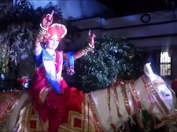 Buldhana News a bride got off the horse in her wedding procession मुलगा नाही म्हणून काय झालं, लग्नात वधूपित्याकडून लाडक्या लेकीची घोड्यावरुन वरात!