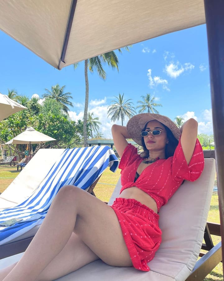 రుహానీ శర్మ బీచ్ ఒడ్డున సంద్రం అందాలను చూస్తూ ఎంజాయ్ చేస్తోంది. -Image credit: Ruhani Sharma/Instagram