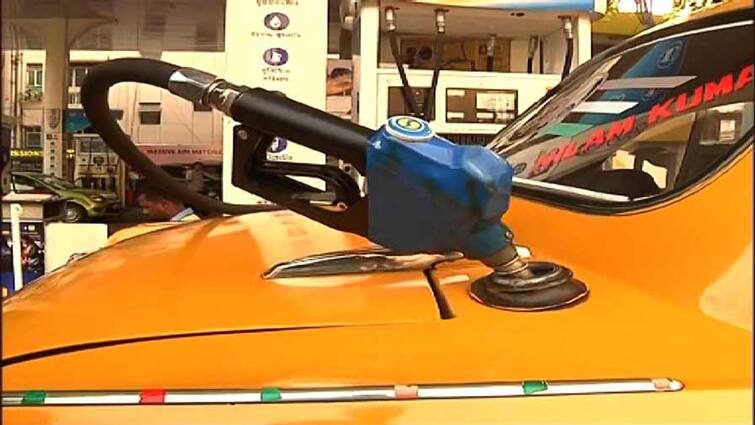 Fuel Price: Petrol and Diesel Price unchanged on friday after continue hike Fuel Price: একনাগাড়ে মূল্যবৃদ্ধির পর একটু স্বস্তি,  শুক্রবার অপরিবর্তিত পেট্রোল-ডিজেলের দাম