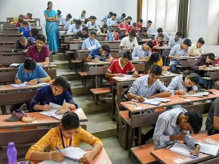 UP Board exam Intermediate English paper scheduled for today 30 march at 2pm in the following 24 districts only has been cancelled ann UP Board Paper Leak: इन 24 जिलों में रद्द हुई 12वीं क्लास की अंग्रेजी की परीक्षा, सरकार ने बताई यह वजह