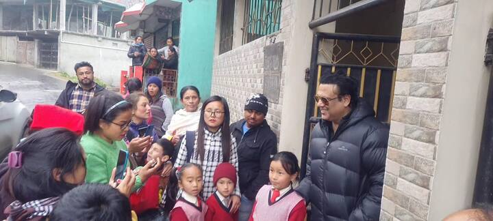 ছবি প্রসঙ্গে গোবিন্দা বলেন, তিনি এখন মনোমতো ছবির অফার পাচ্ছেন না। পুরনো বিষয়গুলি তিনি নতুন ছবিতে আননতে চান না। নতুন বিষয় পেলে অবশ্যতি তিনি আবার ফিরবেন অভিনয়ে।