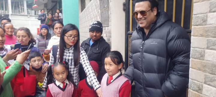 গত রবিবার পাহাড়ে আসেন বলি তারকা, সঙ্গে ছিলেন তাঁর স্ত্রীও। জলপাহাড় এলাকায় ছুটি কাটাতে এলে সবসময়েই সেখানকার সাধারণ মানুষদের সঙ্গে মিশে যান গোবিন্দ। সেলফি তোলা থেকে শুরু করে স্থানীয়দের সঙ্গে কথা বলা, সবই তাঁর রোজকার কাজ।