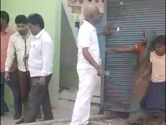 Pratapgarh Crime News: प्रतापगढ़ में बेखौफ हुए दंबग, महिला की गुमटी गिराकर की पिटाई, पुलिस पर लगा ये बड़ा आरोप