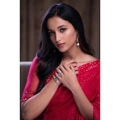 KGF Chapter 2 Srinidhi Shetty: ఎర్రచీరలో కేజీఎఫ్ బ్యూటీ ఎంత బావుందో, ఓ లుక్కేయండి