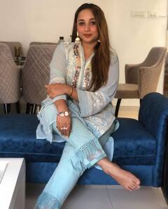 चमक-धमक वाले कपड़ों को छोड़, सादे लिबास में रानी चटर्जी ने जीता दिल, सिंपल सूट पहन लूटी महफिल