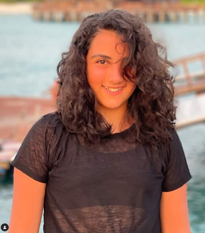 पोस्ट में दीया ने समायरा की एक फोटो शेयर की है जिसके साथ लिखा है,'13 वां जन्मदिन मुबारक हो कीमती लड़की! मेरे लिए अपना दिल और घर खोलने के लिए शुक्रिया. आप बहुत खास हो, सैम और मैं अपना बाकी का जीवन आपके साथ सीखने और बढ़ने में बिताने के लिए इंतजार नहीं कर सकते. आई लव यू. अपना प्यार और रोशनी फैलाते रहें.'