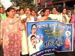 TMC Rally: আকাশছোঁয়া জ্বালানির দাম, চন্দ্রিমা ভট্টাচার্যের নেতৃত্বে পথে তৃণমূলের মহিলা কর্মীরা। Bangla News