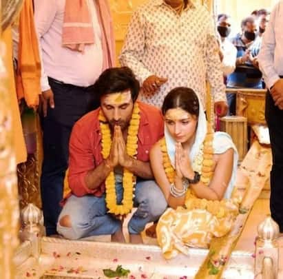 Ranbir Kapoor-Alia Bhatt: ब्रह्मास्त्र की शूटिंग पूरी कर काशी विश्वनाथ धाम पहुंचे रणबीर-आलिया, अयान मुखर्जी ने भी की पूजा, देखें तस्वीरें Ranbir Kapoor-Alia Bhatt: ब्रह्मास्त्र की शूटिंग पूरी कर काशी विश्वनाथ धाम पहुंचे रणबीर-आलिया, अयान मुखर्जी ने भी की पूजा, देखें तस्वीरें