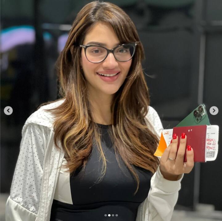 এর পর সোশ্যাল মিডিয়ায় একাধিক ছবি ও ভিডিও শেয়ার করে নিয়েছেন নুসরত। এয়ারপোর্টে খুনসুটিতে মাতলেন দুই তারকা। কখনও যশকে জড়িয়ে ধরে আদর নুসরতের, কখনও আবার নুসরতকে মালপত্রের ওপর বসিয়ে নিয়ে যাচ্ছেন যশ। প্লেনের মধ্যে ঘুমন্ত নুসরতের ছবি ক্যামেরাবন্দি করে রেখেছেন যশ।