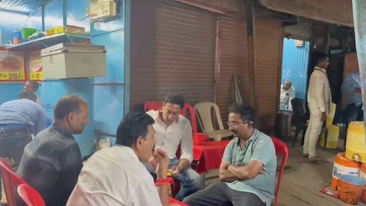 आपल्या हटक्या अंदाजामुळे कायम चर्चेत असणारे बीडचे आमदार संदीप क्षीरसागर यांनी अंडा भुर्जीच्या गाड्यावर जाऊन भुर्जी खाल्ली. यासोबतच कार्यकर्त्यांसोबत चहाचा आस्वाद घेतला. बीड शहरातील मुख्य रस्ता असलेल्या जालना रोडच्या रस्त्याचे काम सुरु आहे आणि या रस्त्याच्या कामाच्या पाहणीसाठी रोज आमदार या रस्त्यावर उभे असतात.