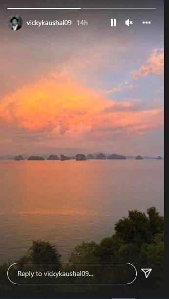 સોશ્યલ મીડિયાએ આ પહેલા બીજો એક ફોટો સોશ્યલ મીડિયા પર શેર કર્યો હતો. તે તસવીરમાં પણ સુંદર સનસેટ જોવા મળી રહ્યો હતો. તસવીરમાં દુર દુર સુધી ફેલાયેલુ પાણી જોઇ શકાતુ હતુ, જ્યાં વચ્ચે વચ્ચે થોડે દુર પહાડો હતી.