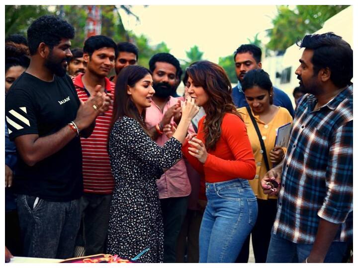 Samantha Ruth Prabhu Announces kaathuvaakula rendu kaadhal Movie wrap Shares Pics In Insta Kaathuvaakula Rendu Kaadhal Movie: సమంత చెప్పింది విన్నారా? ఆమెకు కేక్ తినిపిస్తున్న నయన్! ఎందుకంటే?
