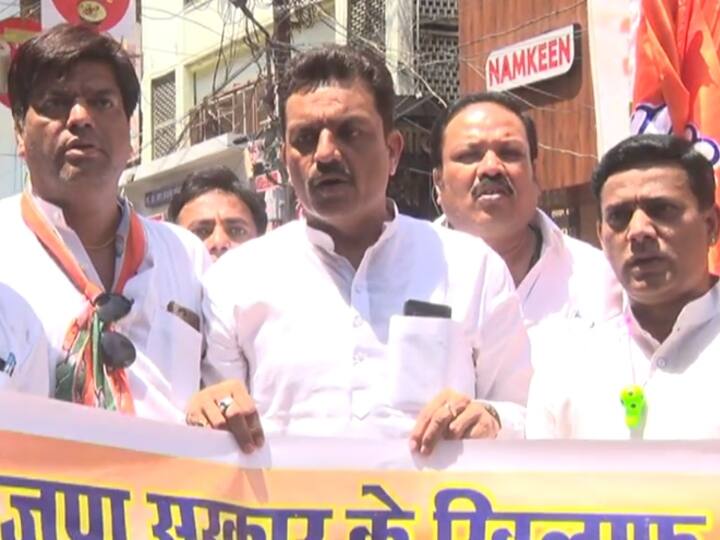 देश में बढ़ती महंगाई और पेट्रोल-डीजल के दाम में बेतहाशा वृद्धि के खिलाफ कांग्रेस ने मोर्चा खोल दिया है. केंद्र और राज्य सरकार के खिलाफ आज पूरे मध्य प्रदेश में कांग्रेस ने विरोध प्रदर्शन किया.