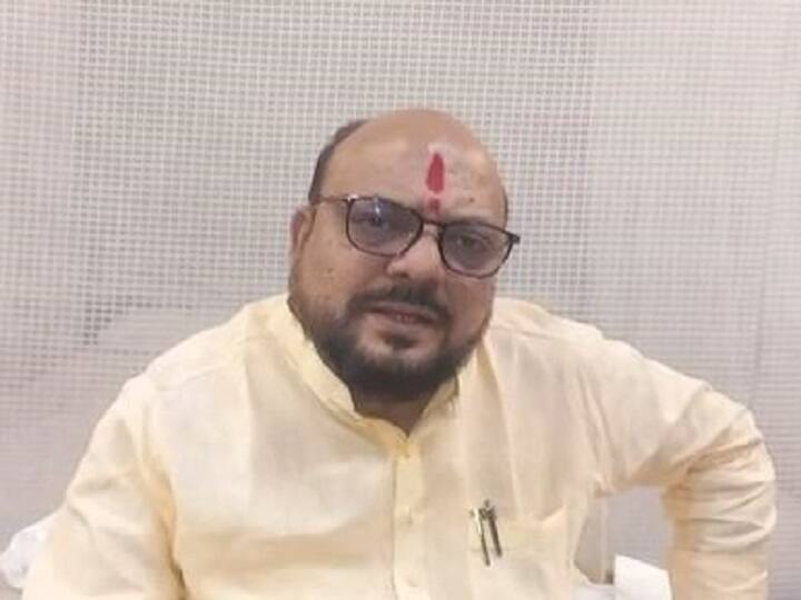 ST employees should come to work thinking of the public says minister Gulabrao Patil Gulabrao Patil : एसटी कर्मचाऱ्यांनी गोर गरीब जनतेचा विचार करावा, गुढी पाडव्याच्या दिवशी कामावर हजर व्हावं : गुलाबराव पाटील