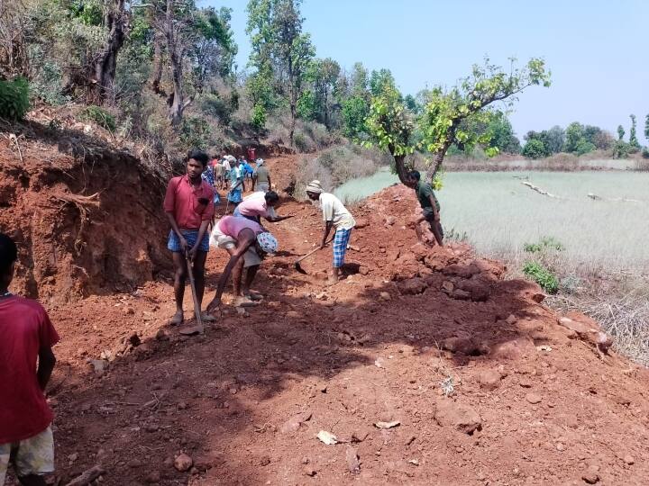 शासन के निर्देश पर प्रशासन के द्वारा नागरिकों की समस्या दूर करने के लिए गांव-गांव में जन चौपाल का आयोजन किया जाता है. वहीं सरगुजा के अभावग्रस्त और पहुंचविहीन इलाके के ग्रामीण कई बार प्रशासन से लेकर शासन स्तर कई बार गुहार लगा चुके हैं लेकिन उन्हें सुविधा नहीं रही है. ऐसे में ये ग्रामीण खुद श्रमदान कर पहाड़ काटकर सड़क बनाने को मजबूर हो रहे हैं.