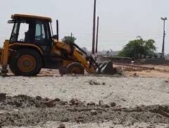 Baghpat : बागपत में अवैध कॉलोनी के निर्माण पर चला बुलडोजर, डीएम ने दी कब्जा हटाने की चेतावनी