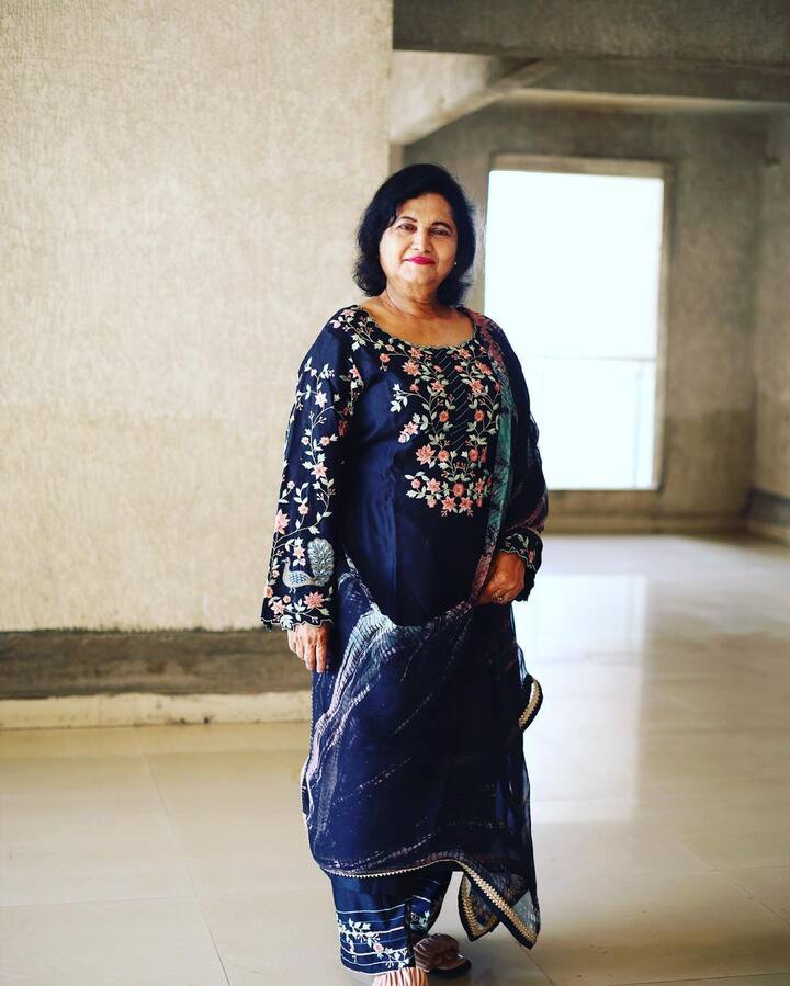 उन्होंने बताया था कि वह अपनी मां का सपोर्ट पाकर बेहद खुश हैं. उन्होंने लेटेस्ट तस्वीरों के साथ कैप्शन में अपनी मां रसीला को सबसे मजबूत मां बताया है.