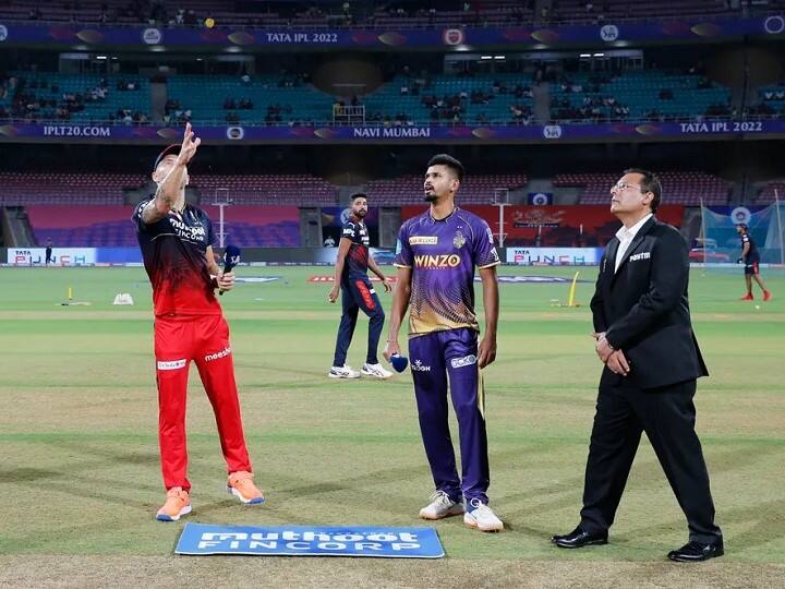 IPL 2022 में टॉस बड़ी भूमिका निभा रहा है. अब तक मुंबई के तीनों स्टेडियमों में हुए IPL मैचों में टॉस जीतने वाली टीम ने ही मैच भी जीता है. ऐसे में इस मुकाबले में RCB ने टॉस जीतकर आधी लड़ाई वैसे ही जीत ली थी.